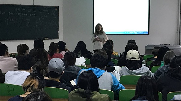 卢光美老师正在进行讲座.jpg